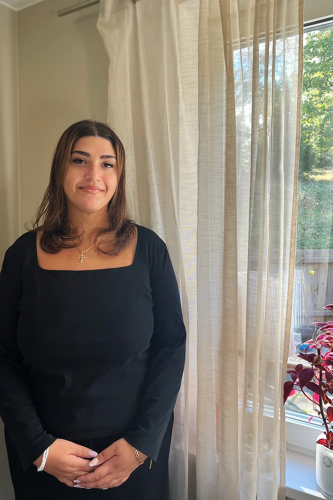 Porträtt på Lillian Yacoub inomhus på Solberga by.