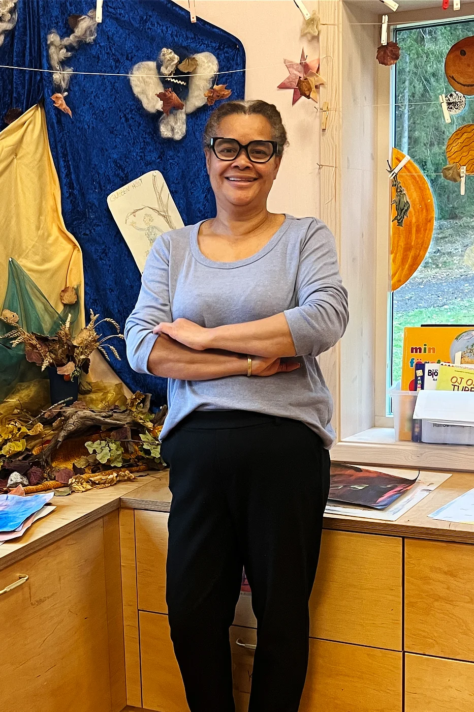 Porträtt på Joana Nilsson, lärare på Solberga by, i ett klassrum.